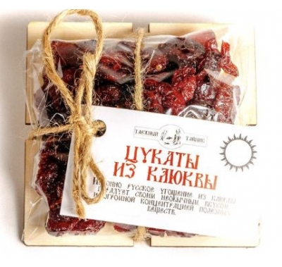 Цукаты из клюквы на деревяной подложке